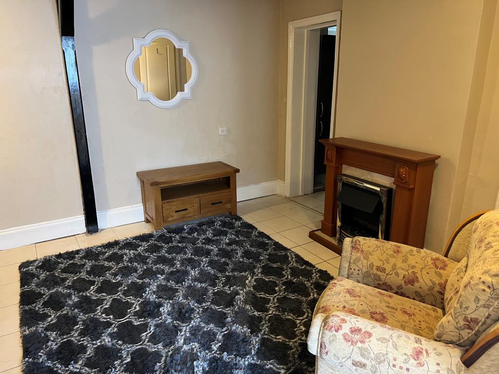 Lot: 97 - FREEHOLD BLOCK OF SIX FLATS FOR INVESTMENT WITH PARKING TO THE REAR - Living Room in one of the flats